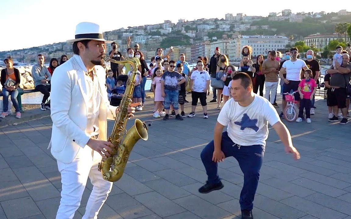 [图]街头萨克斯-《黑人抬棺Coffin Dance》（伴舞的小伙子回来了）- STREET SAX PERFORMANCE