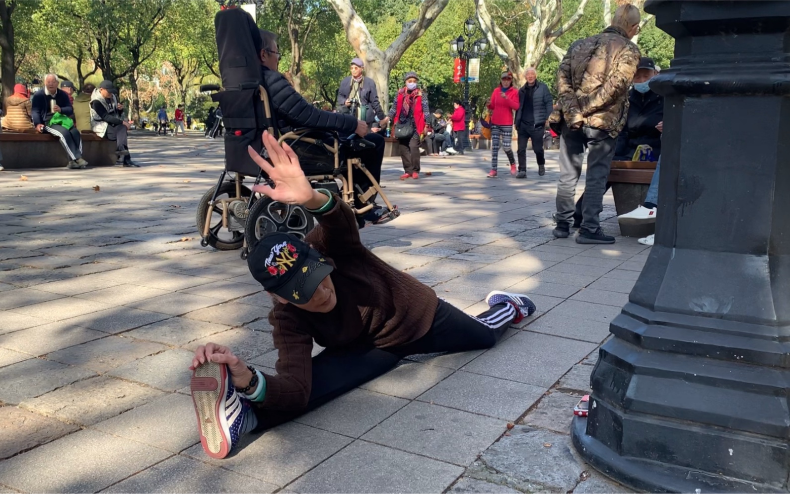 上海80岁老人公园劈一字马?又唱又跳真欢乐