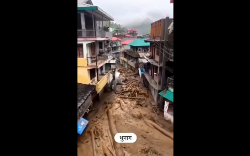 印度西北部地区喜马偕尔邦发生暴雨洪水,造成山体滑坡泥石流,房屋汽车被冲走、桥梁被冲走、道路被冲毁.比亚斯河汹涌,伤亡人员不详.哔哩哔哩...