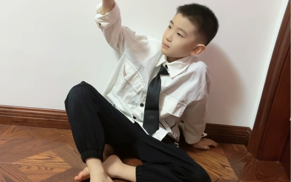 这个有点痞帅的小孩哥,做出的事情一点都不帅!