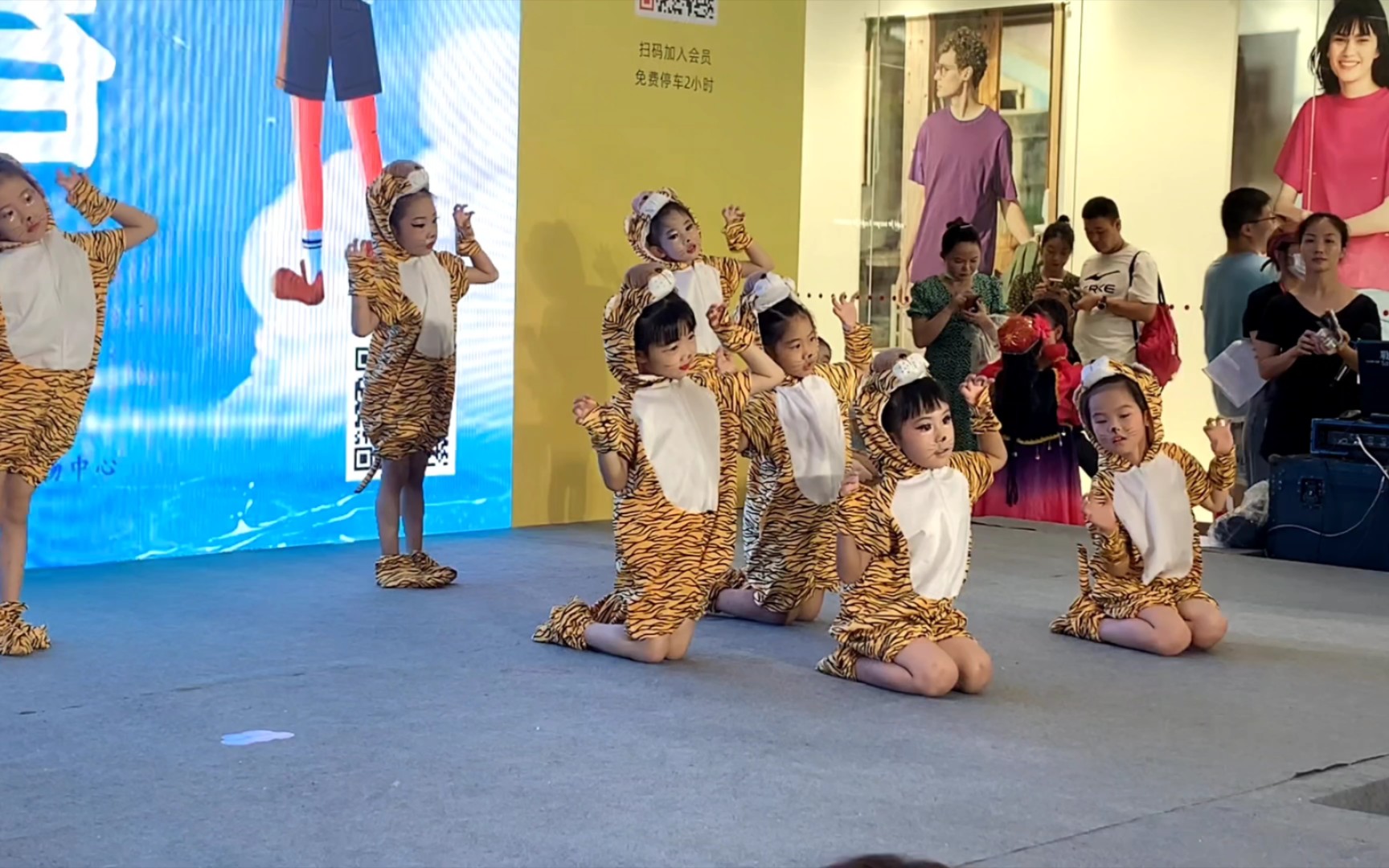 20230618父亲节舞蹈表演《糖果屋里的小老虎》
