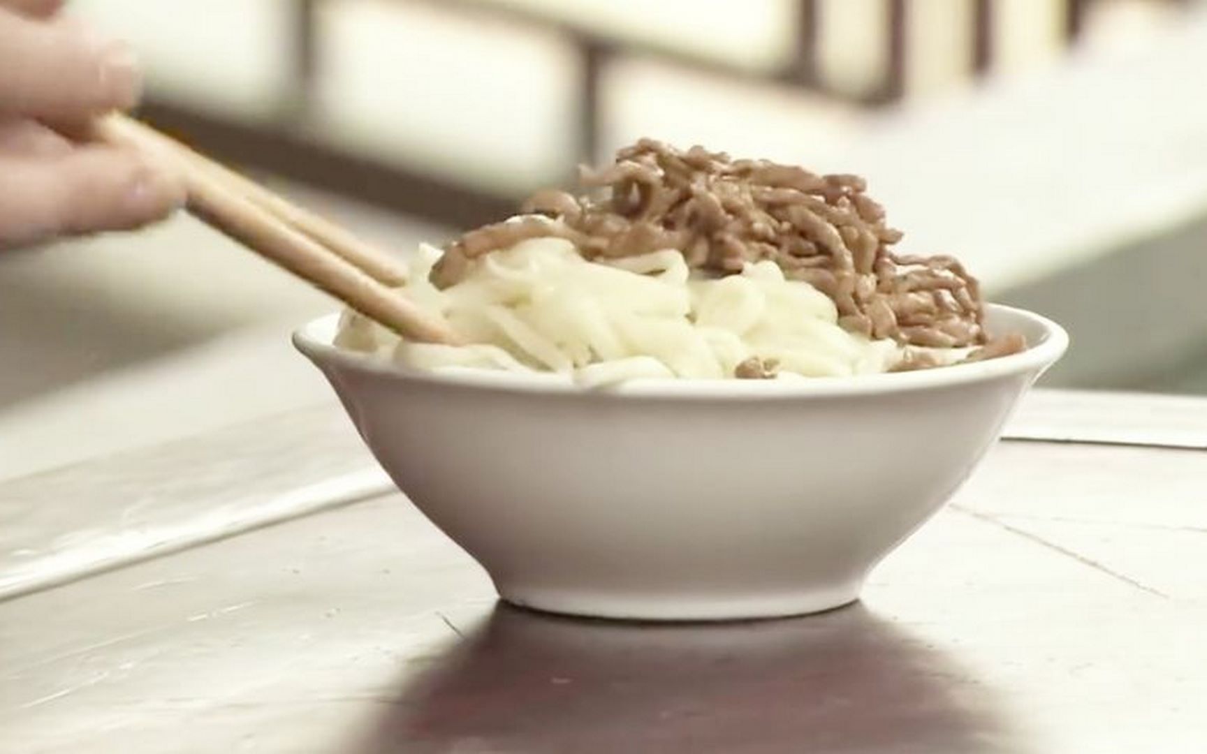 巡警在街上吃白食!肉丝面还嫌肉丝不够多!