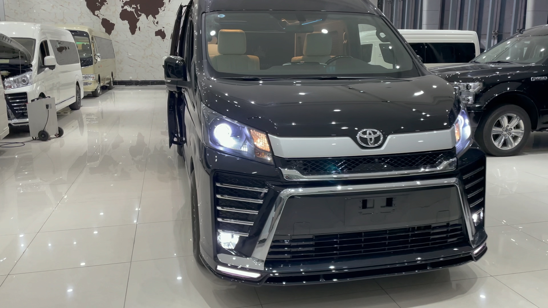 丰田海狮7座黑金刚定制版,蓝牌c证能驾驭最大mpv没有之一