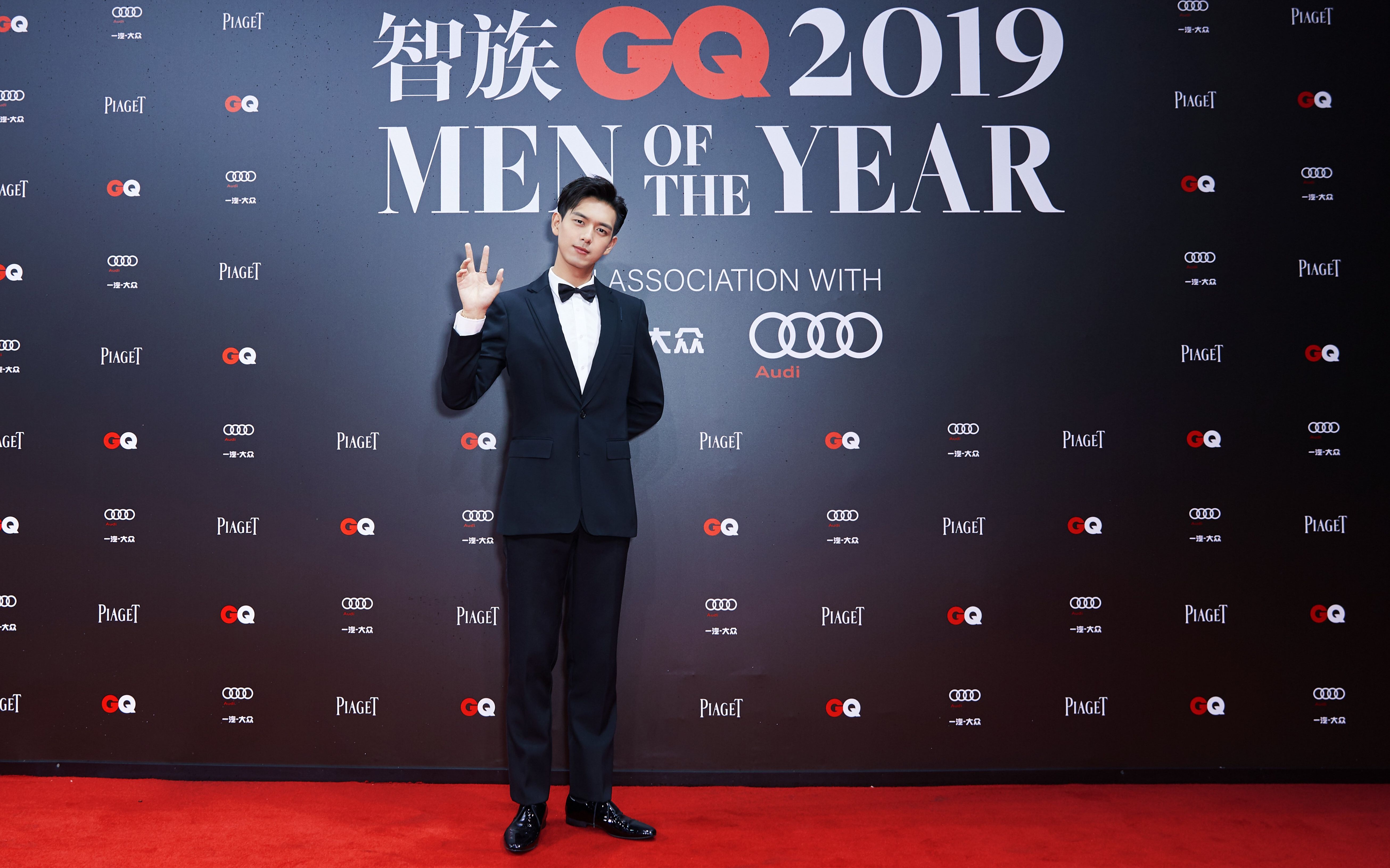 【李现】智族gq x 李现——十周年庆典红毯 后台采访_哔哩哔哩 (゜-゜