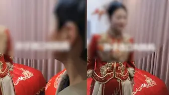 Скачать видео: 女子头婚嫁给带俩孩子的丈夫，婚礼上孩子改口喊妈妈，画面太暖心