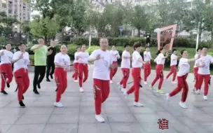 Descargar video: 帅哥老师领舞集体跳鬼步舞《谁》舞步刚劲有力霸气十足好看