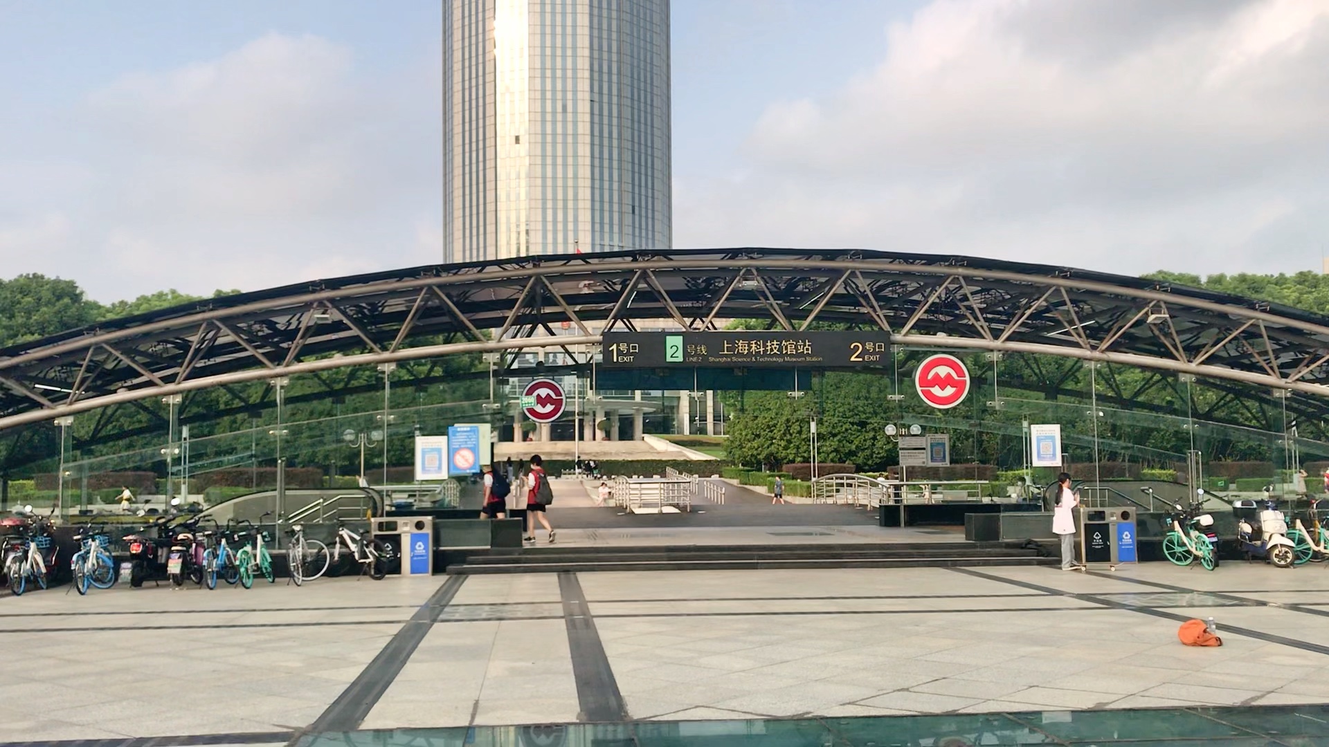 上海街景(上海科技馆地铁站,7,8号口)