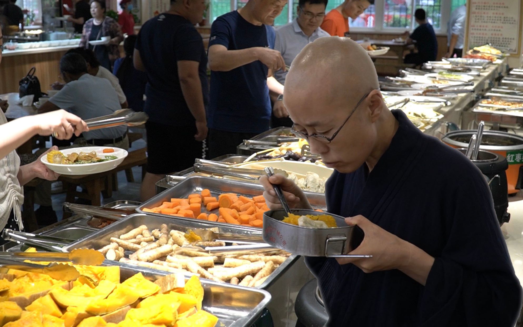 吃全素自助餐成为流行,偶遇大师吃斋饭,16元一位真实惠哔哩哔哩bilibili