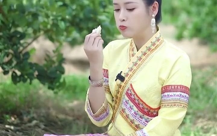 [图]傣妹系列：吃柠檬大比拼，傣家姑娘出战