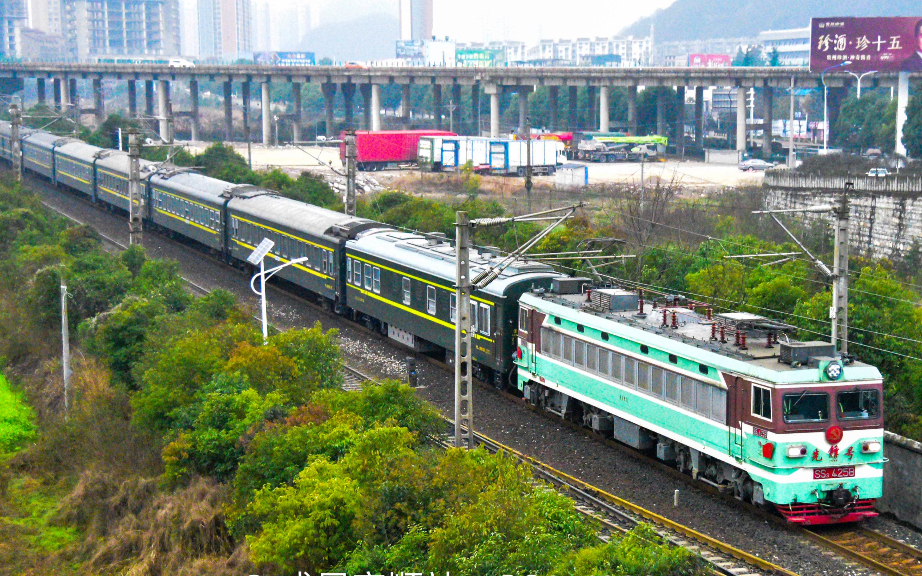 【中国铁路】ss3-4258先锋号牵引客车快速通过两所屯站_哔哩哔哩_bili