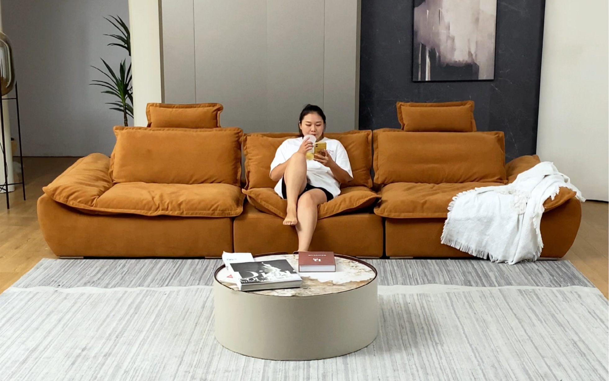 哇塞6015这么软的沙发,暖暖的脏橘色躺着真是舒服呢