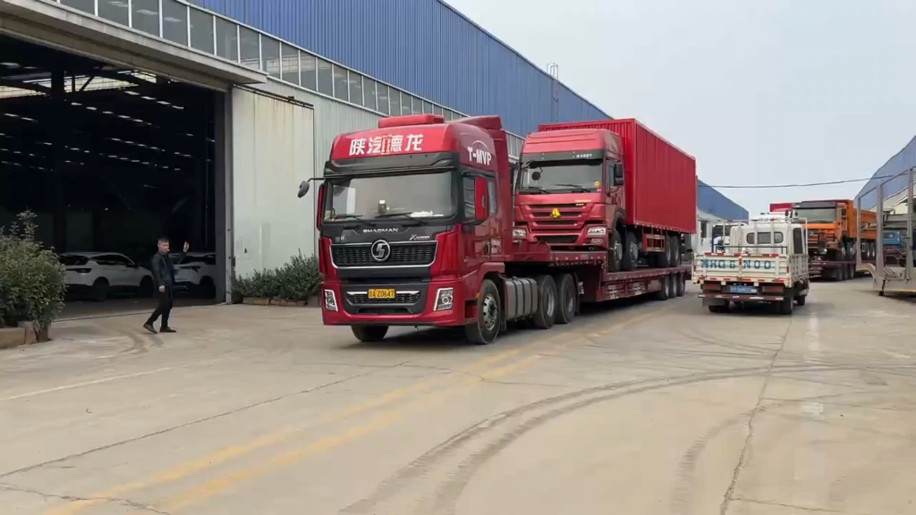 豪沃集装箱载货车发往口岸