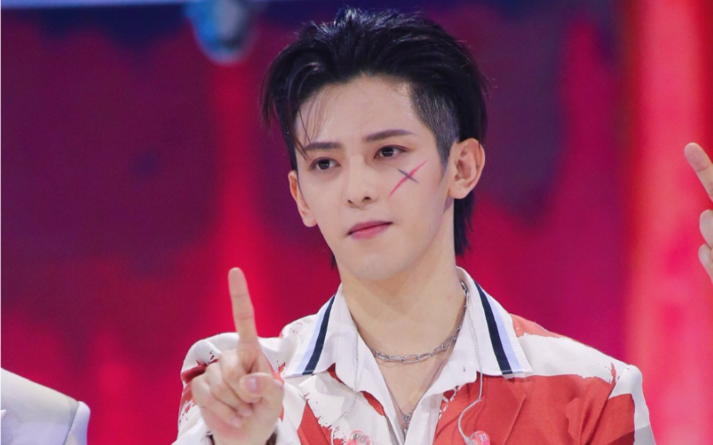 【符龙飞】「追光吧哥哥」什么阿婆主傻笑得被麻麻扔出去了?