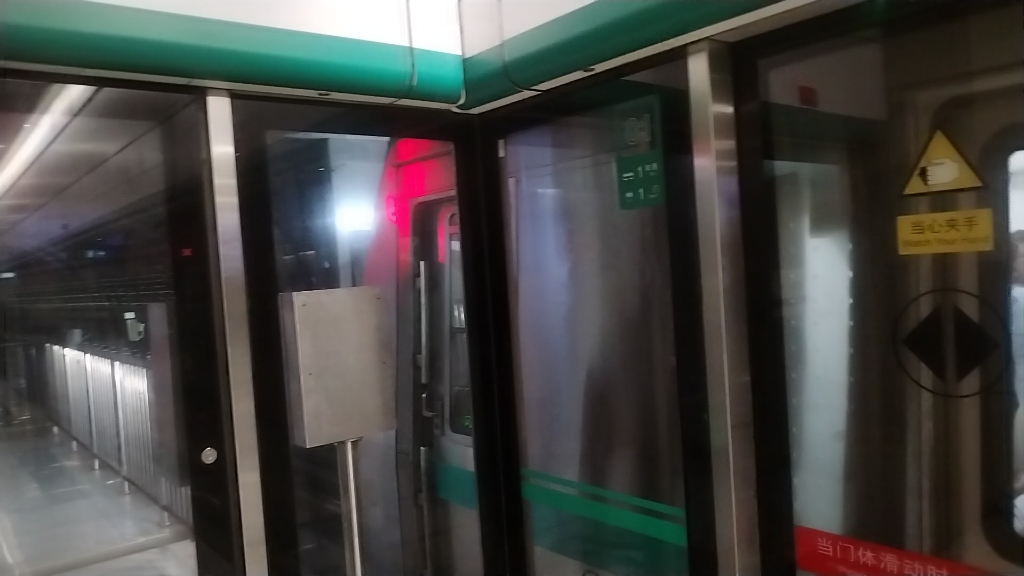 北京地铁8号线sfm12型车08033前门出站