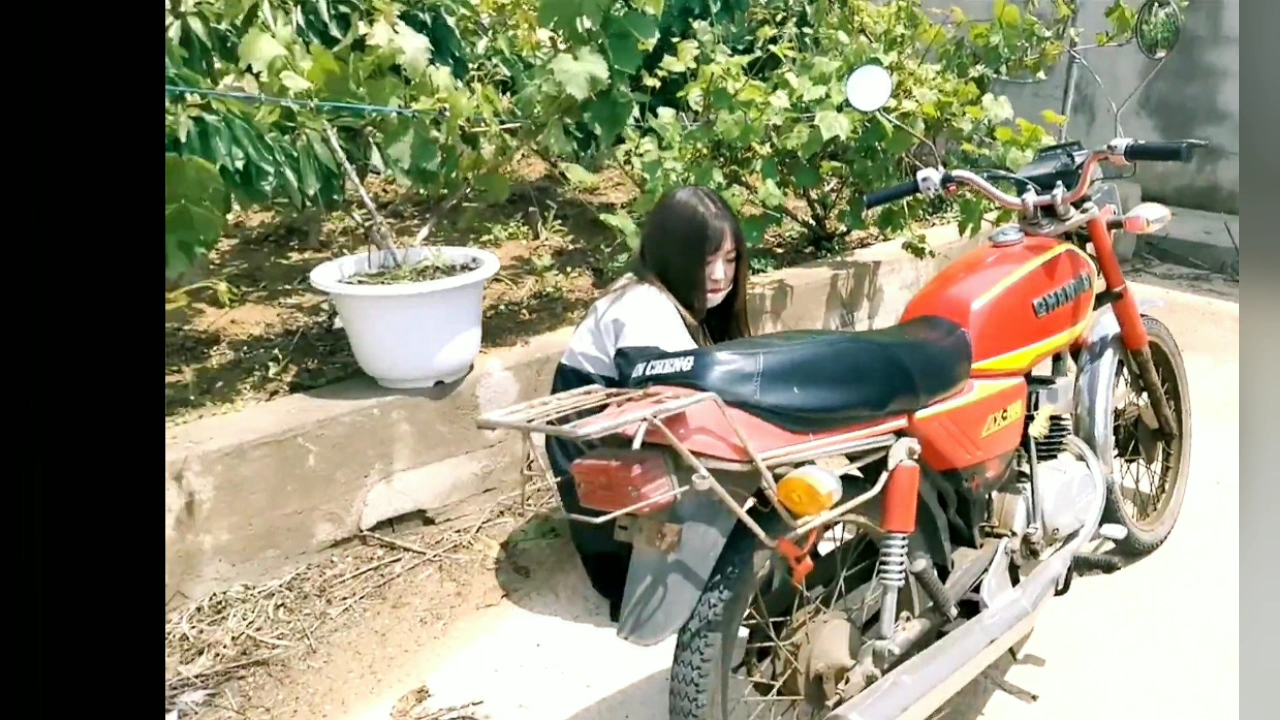 美女高跟鞋踩发轰油男装摩托车