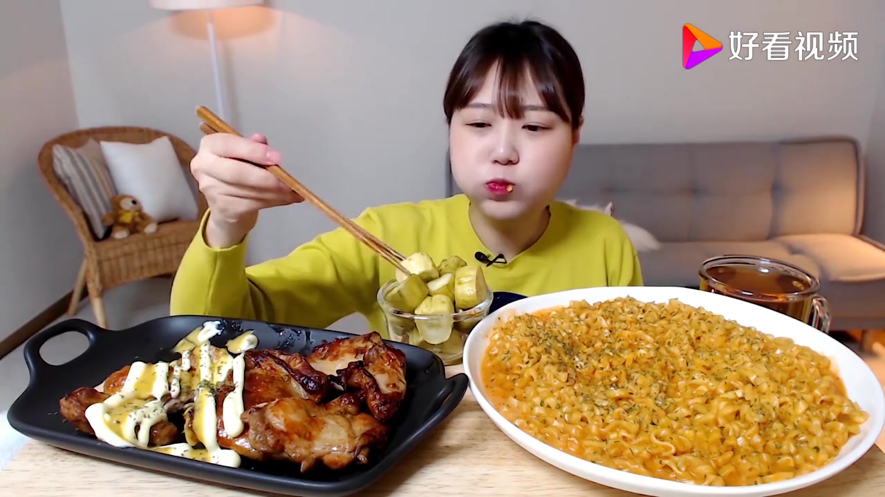 美食吃播,小姐姐吃韩式辣味面条,搭配烤鸡肉,咀嚼音太过瘾