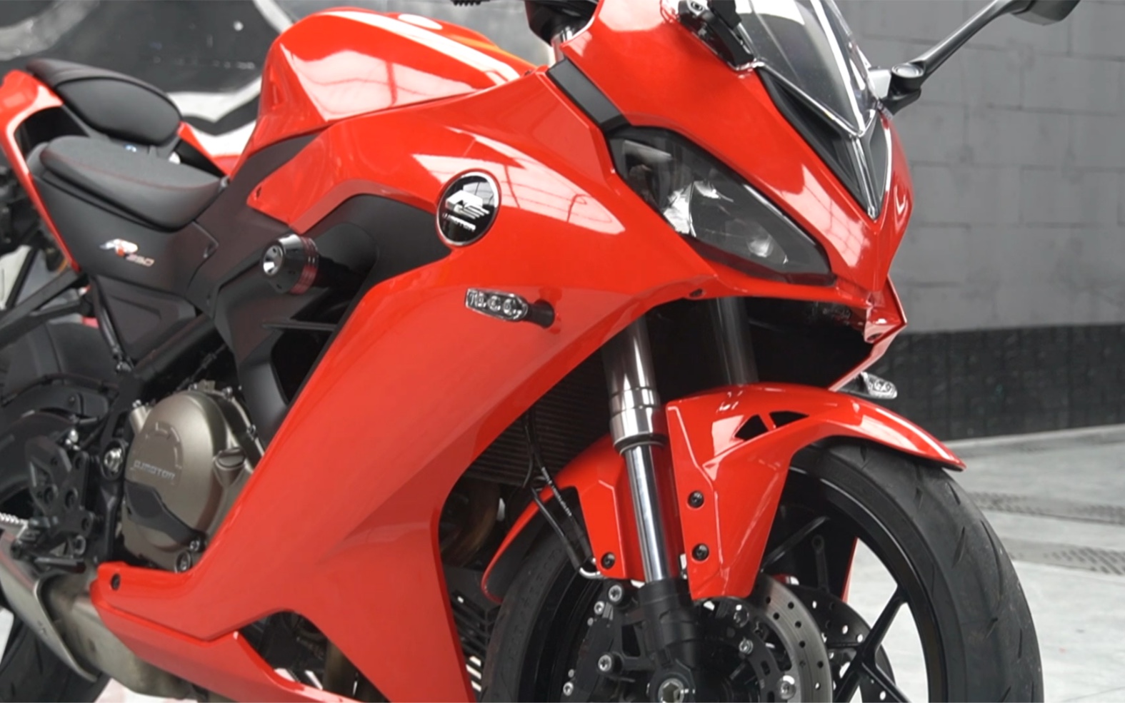 赛350改色水晶法拉利红 帅不帅你们说了算 #赛350 #机车改色贴膜