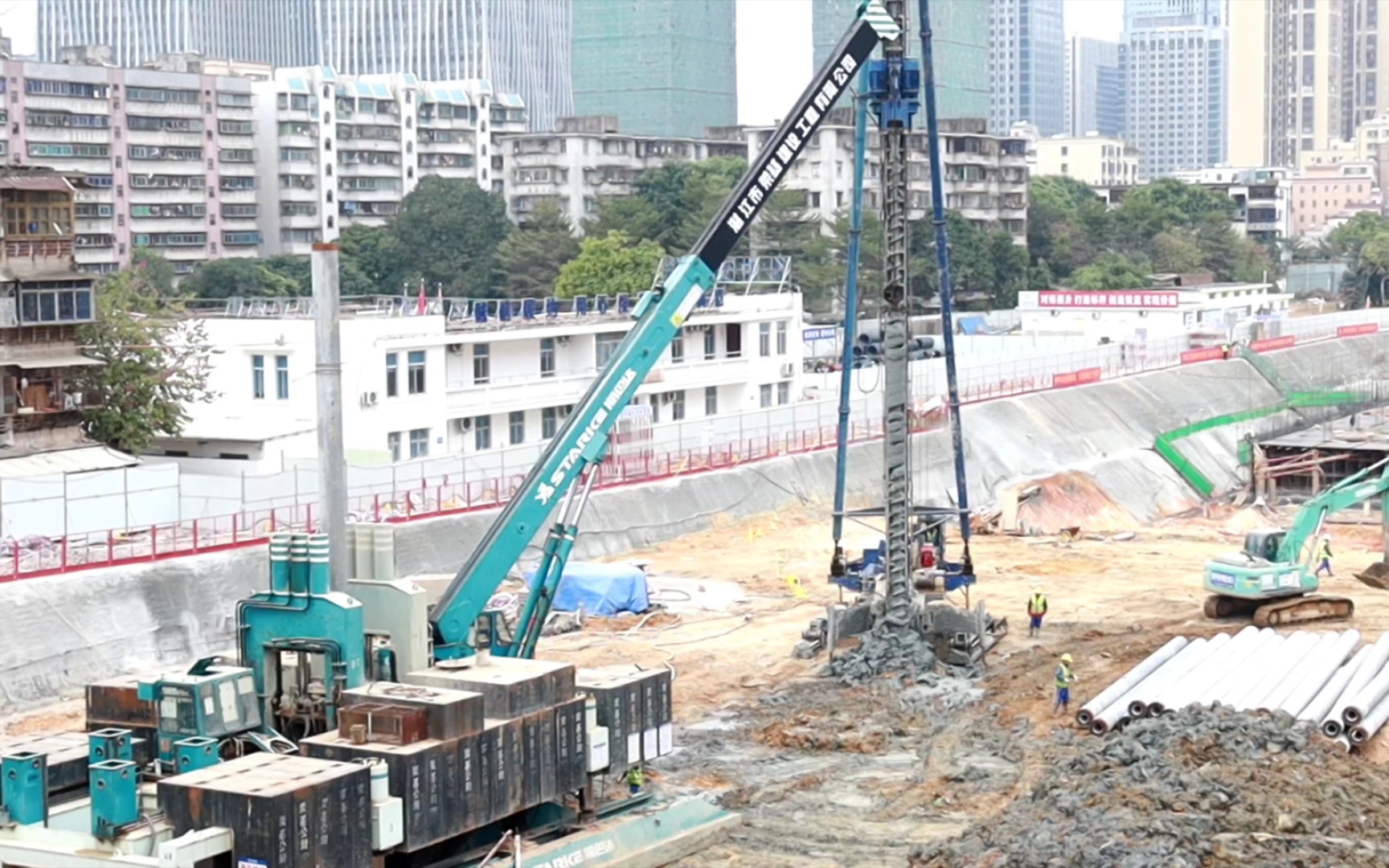 斯巴达1000吨静力压桩机吊桩