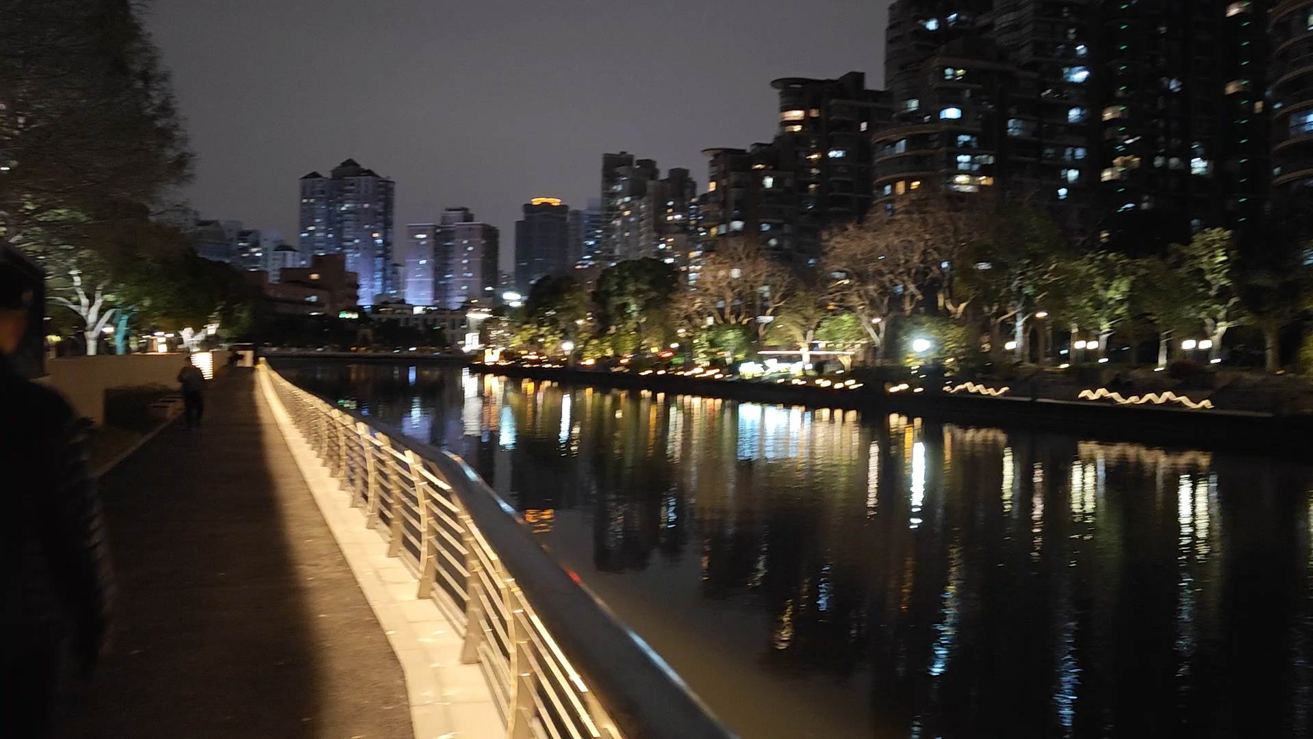 苏州河畔的夜游