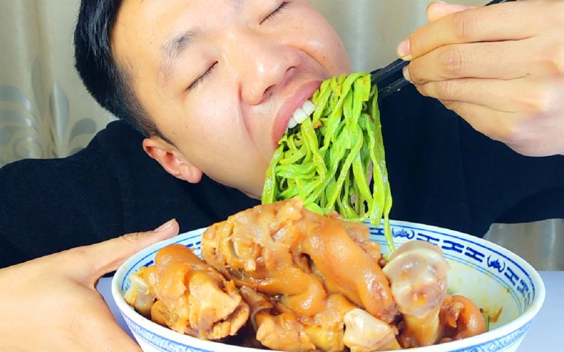 【猪蹄拌炸酱面】嘴嘴花46买大猪蹄子拌炸酱面,蹄子筋道炸酱浓香,大口