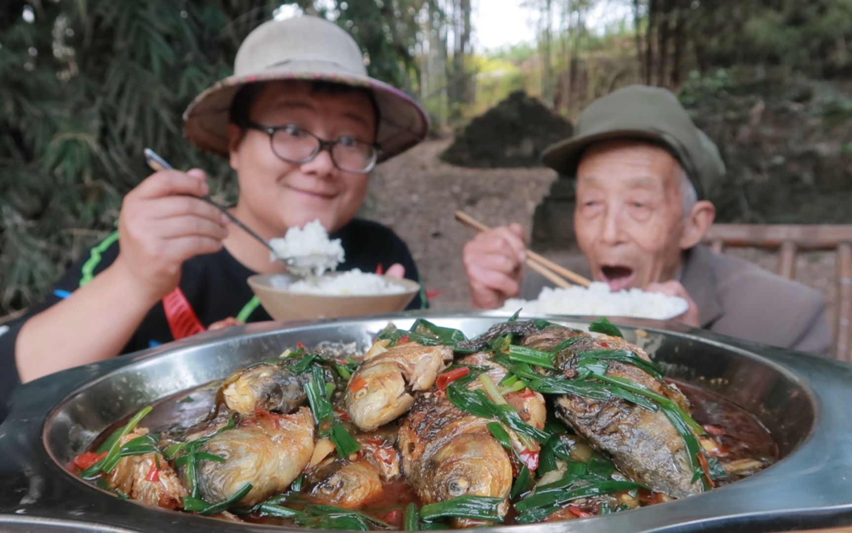 [图]吃了半辈子鲫鱼,还是四川这种做法更过瘾，鱼肉鲜嫩，葱香浓郁