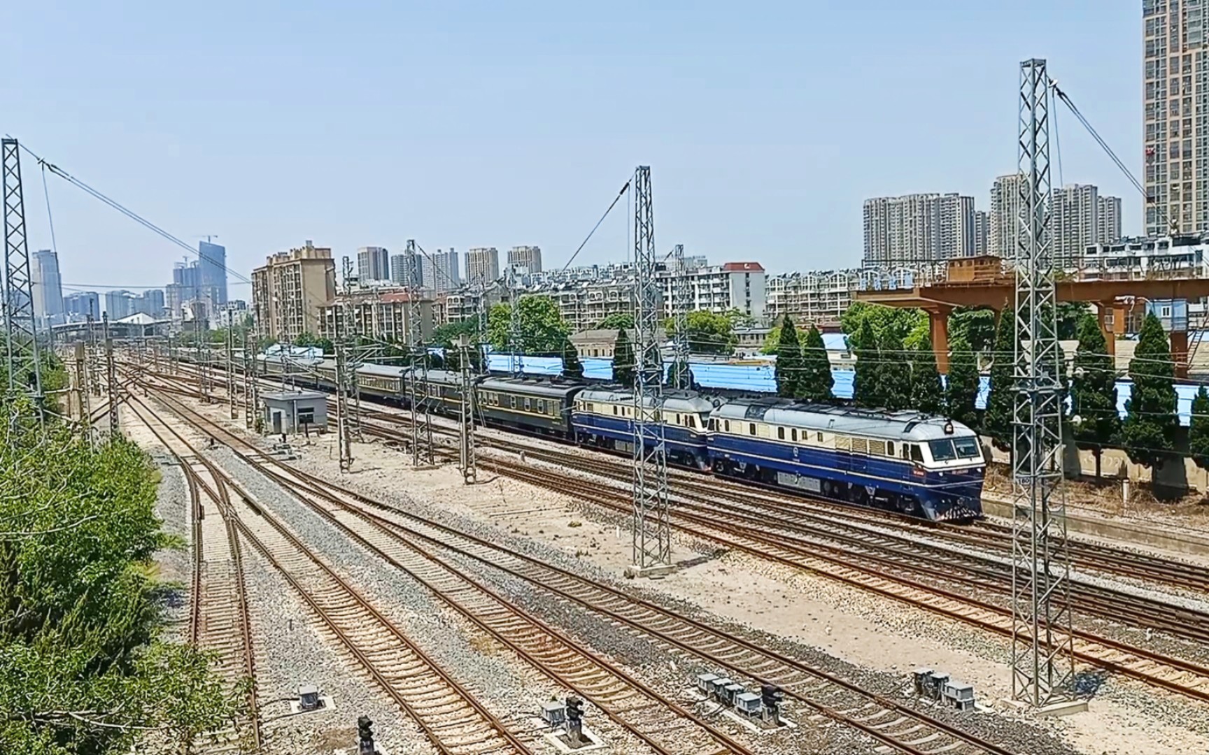 两台东风11型内燃机车牵引客车k101(北京-温州)出蚌埠站