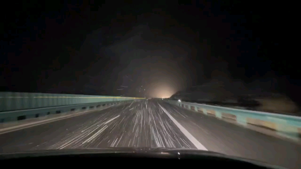 雨天 高架桥 迈巴赫除了迈巴赫没有一辆车能跑出尼伯龙根