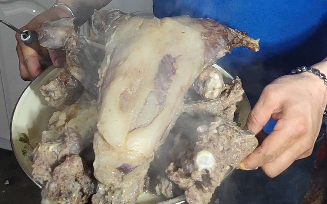 羊胸口是蒙古人招待客人的最高礼仪!