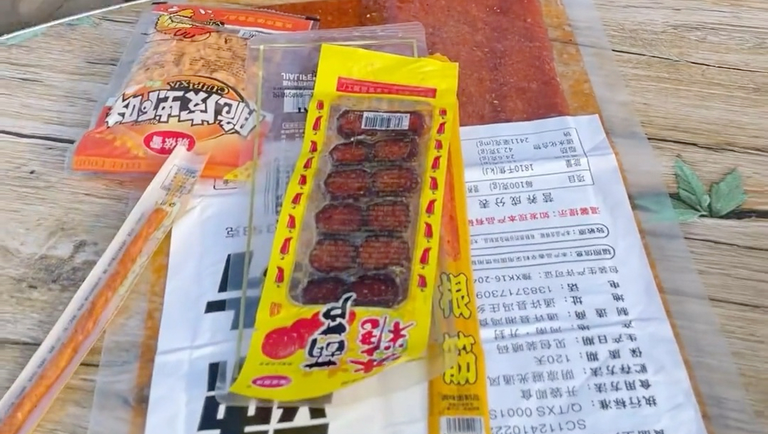 奶奶把这么多的辣片都给你们吃，你们会喜欢关注奶奶吗？
