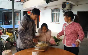 Video herunterladen: 桃子姐三娘母在家，简单做一锅蛋炒饭，香气四溢，真美味