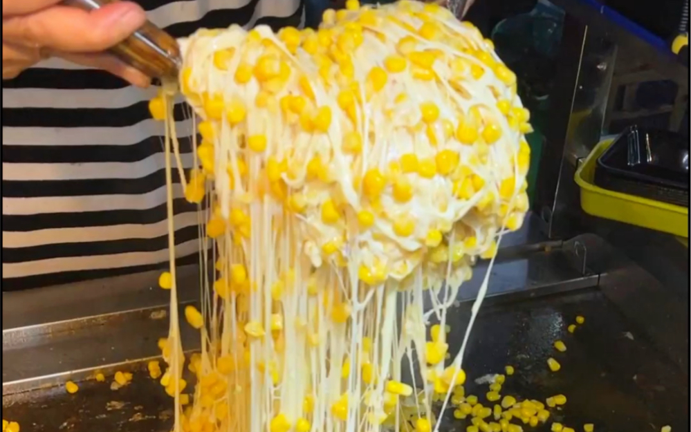 夜市里的黄油芝士玉米粒给巨多芝士拉丝好绝奶香香的好好吃