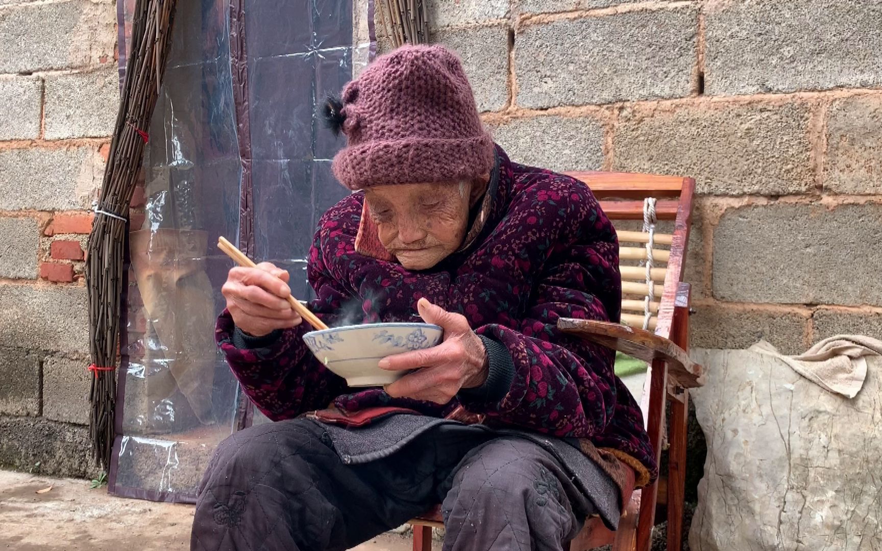 95岁老人有10个子女常年不吃饭看看孙子给奶奶做的啥