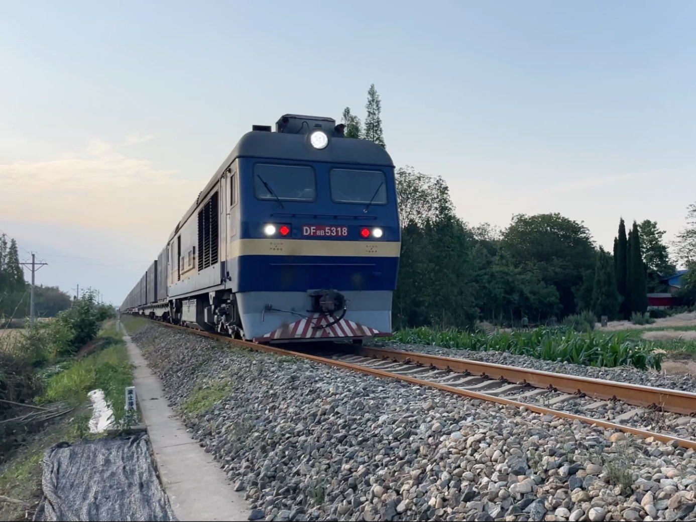 成局成段df8b 5318牵引86724次集装箱货列经广岳线去广汉站
