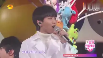 Download Video: 【TFBOYS】TFBOYS坐吊篮登场，高空演唱一首《红蜻蜓》，台下美女都叫疯了！