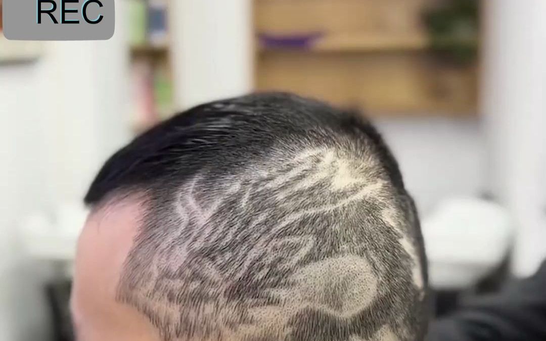 发型师在男子头上剃出一条龙,理发师:剃龙头 好兆头.