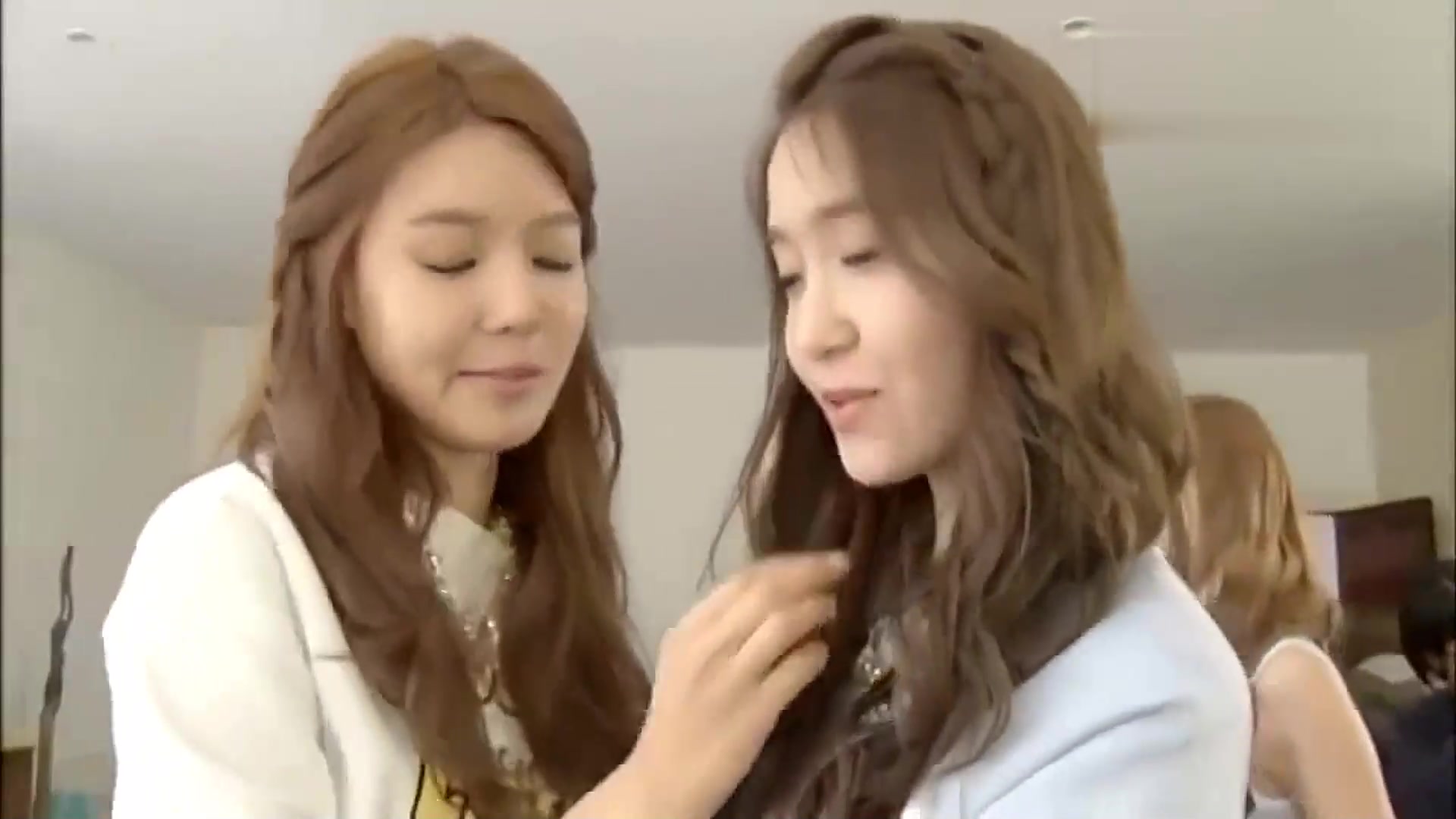 少女时代:崔秀英不停给允儿喂食,俩人又犯抽,jessica看热闹