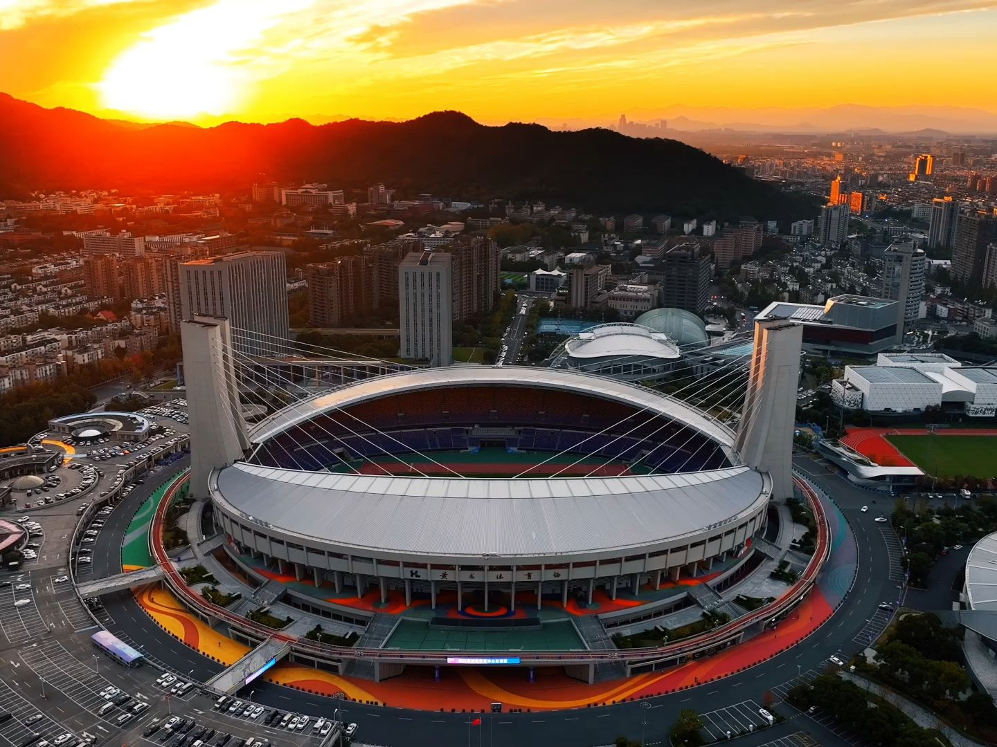 今晚黄龙体育中心,见证世纪大战