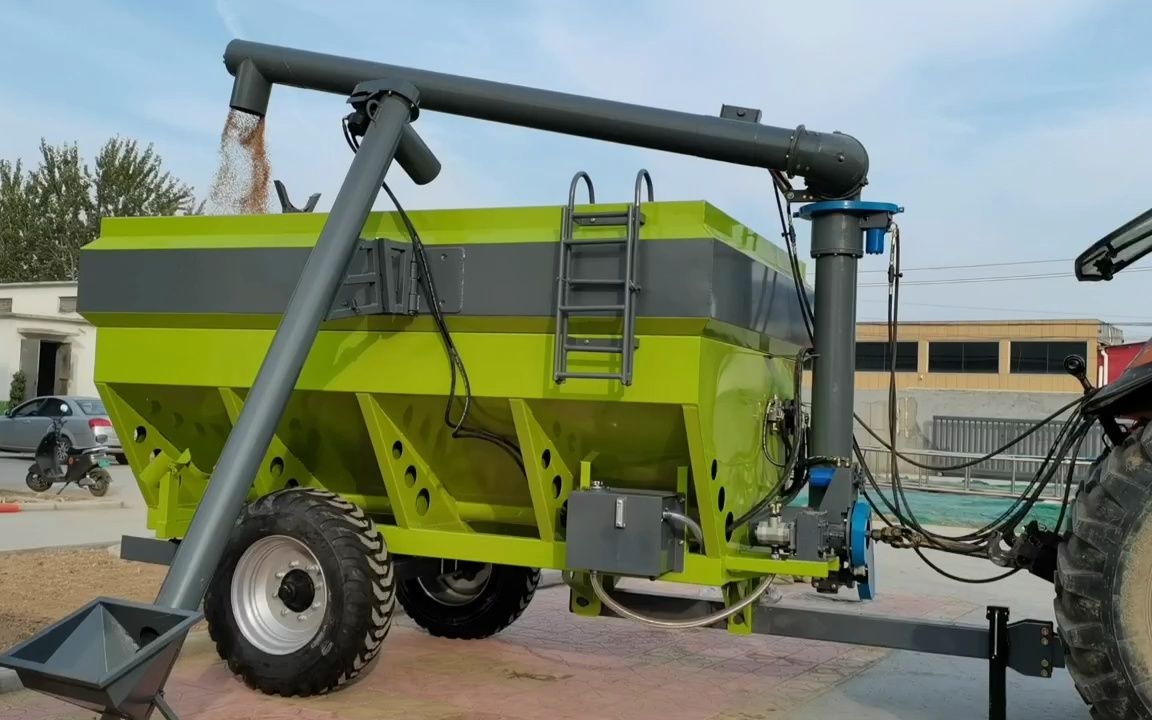 大连雨林高炮运粮加肥机运粮车撒肥机