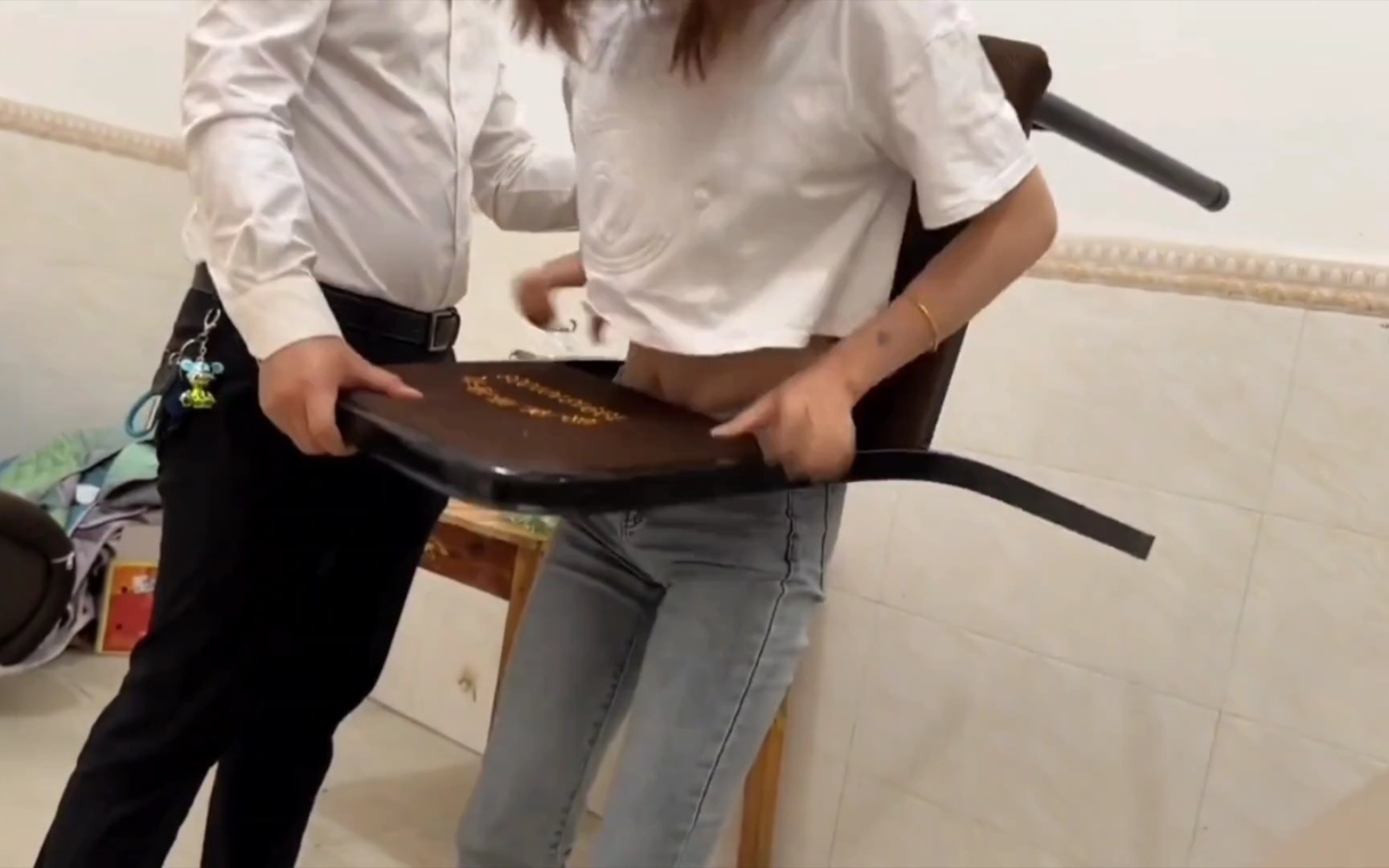 猝不及防的尴尬瞬间,美女尴尬出糗,恨不得想找个地缝钻进去