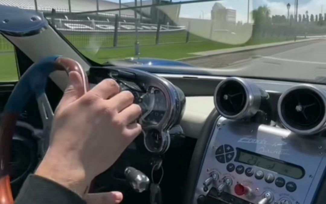 华裔玩车大佬mike坐上了帕加尼先生的zonda hp barchetta