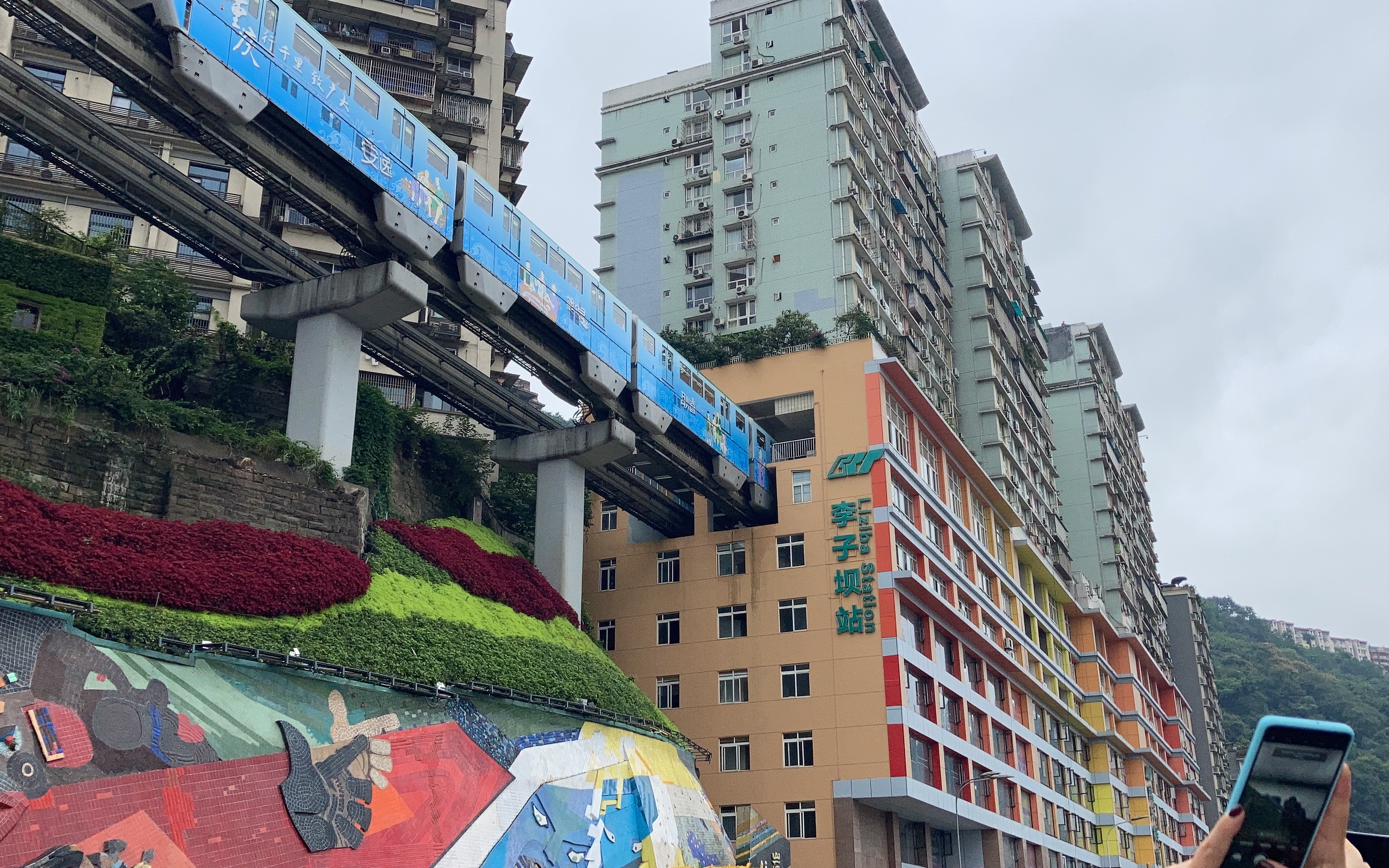 重庆城市的建筑也太魔性了,旅游必到之处——李子坝轻轨穿楼