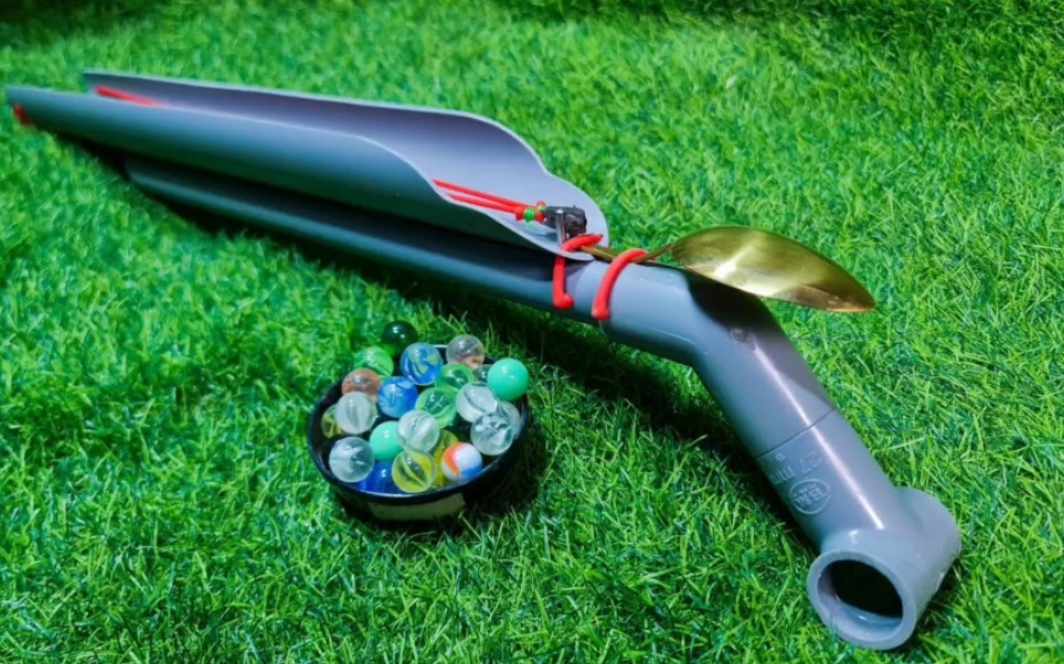 越南老表又玩新花样了,用pvc塑料管设计出独特而另类的玩具扳机弹弓