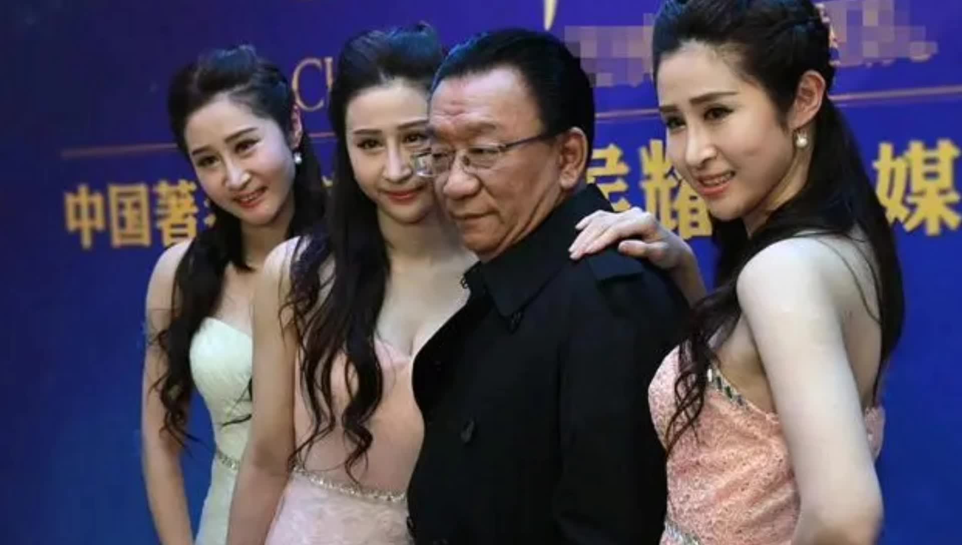 74岁高龄的侯耀华迷之行为,收混血女徒,为假外甥女撑场面_哔哩哔哩