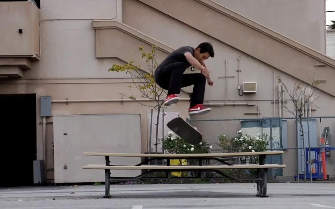 【滑板文化】girl & chocolate弟兄们的周末:滑翻空空的校园后院