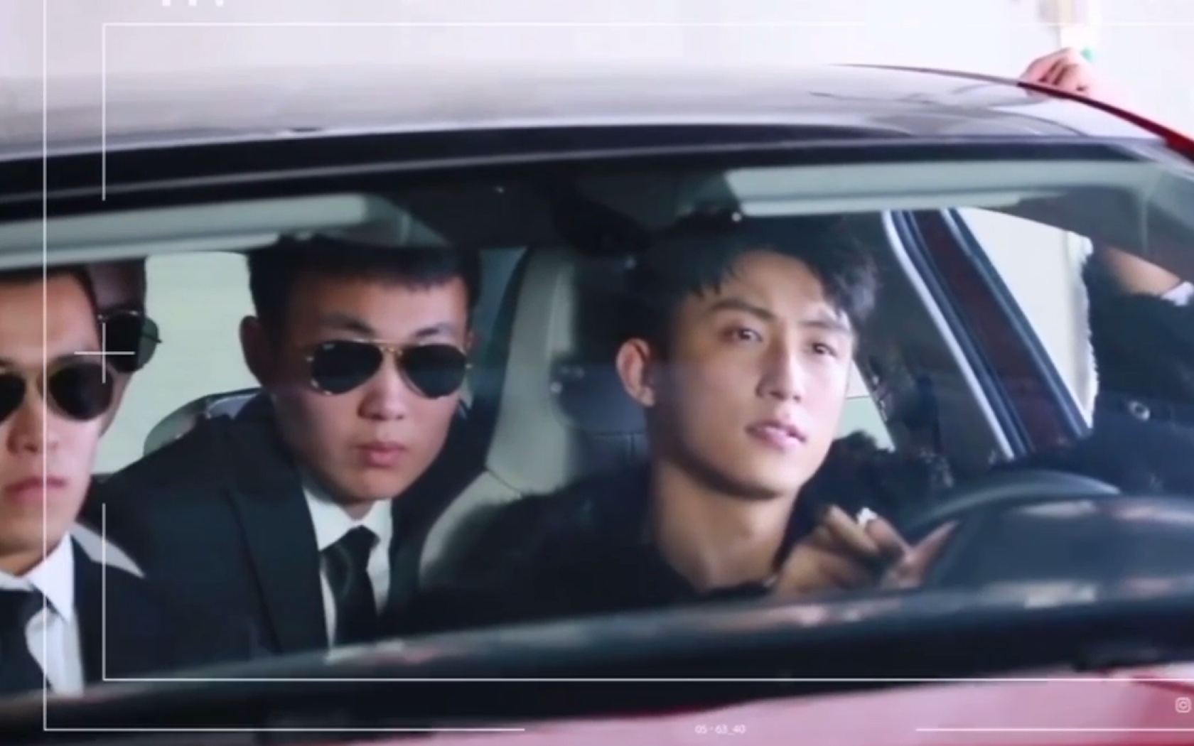 黄景瑜a级男神爆款走路带风开车有型芭莎电影工作室花絮