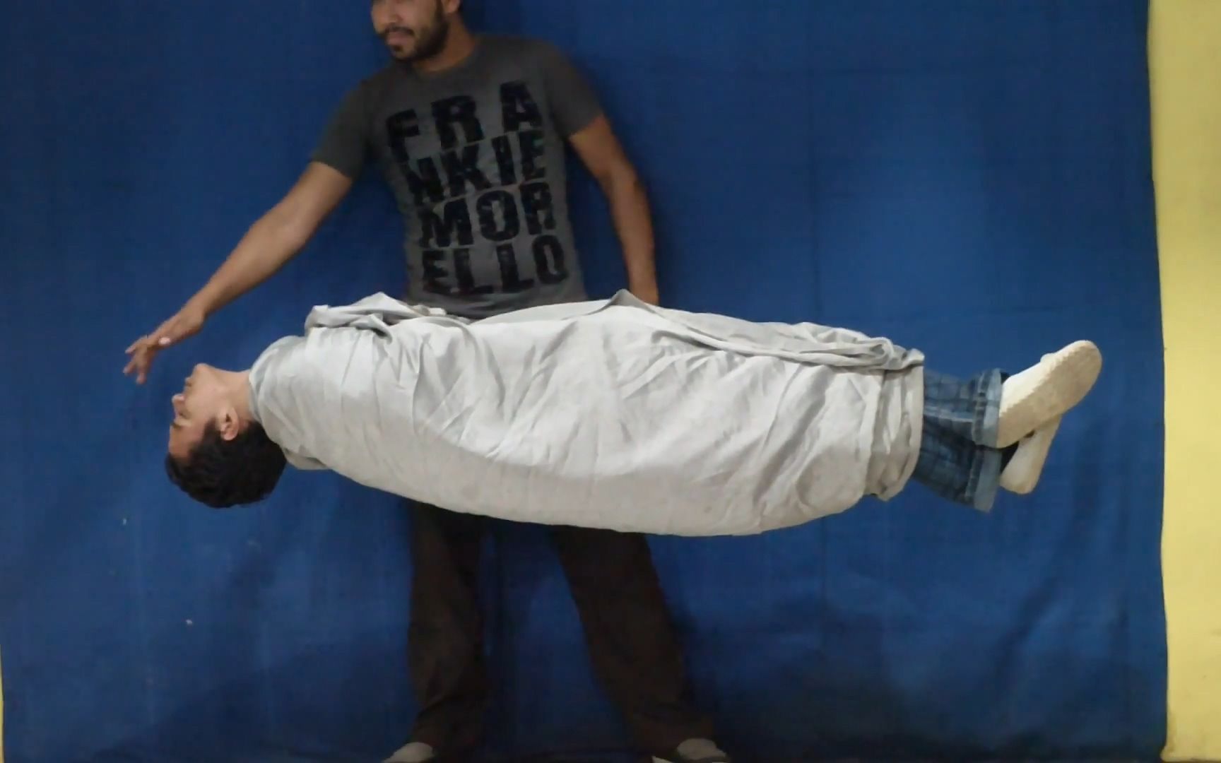 魔术师在派对上催眠男助手表演精彩魔术人体悬浮