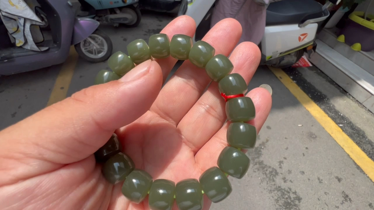 卖和田玉的骗子经常用青海花土沟料来冒充新疆沙枣青手串