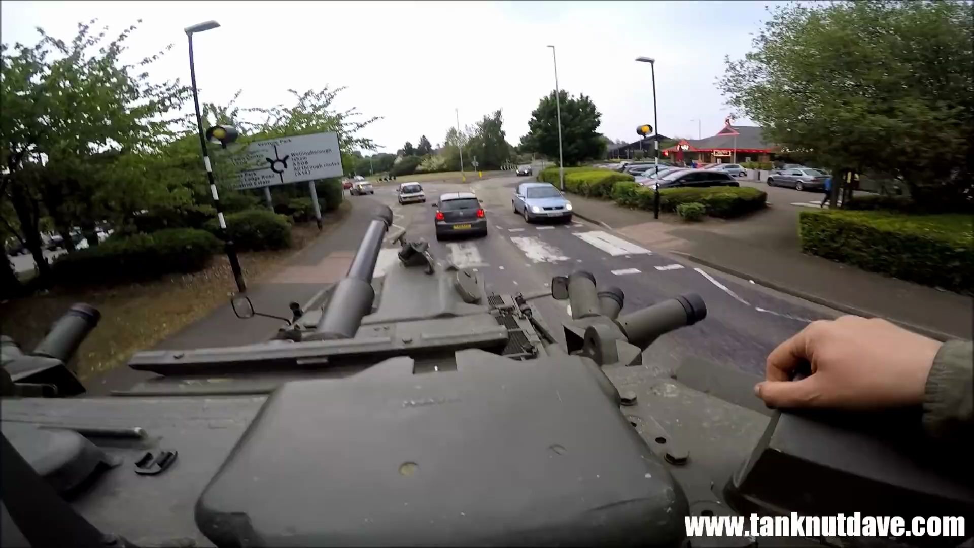 【第一人称视角】开着坦克上马路飙车(gta现实版)_哔哩哔哩_bilibili