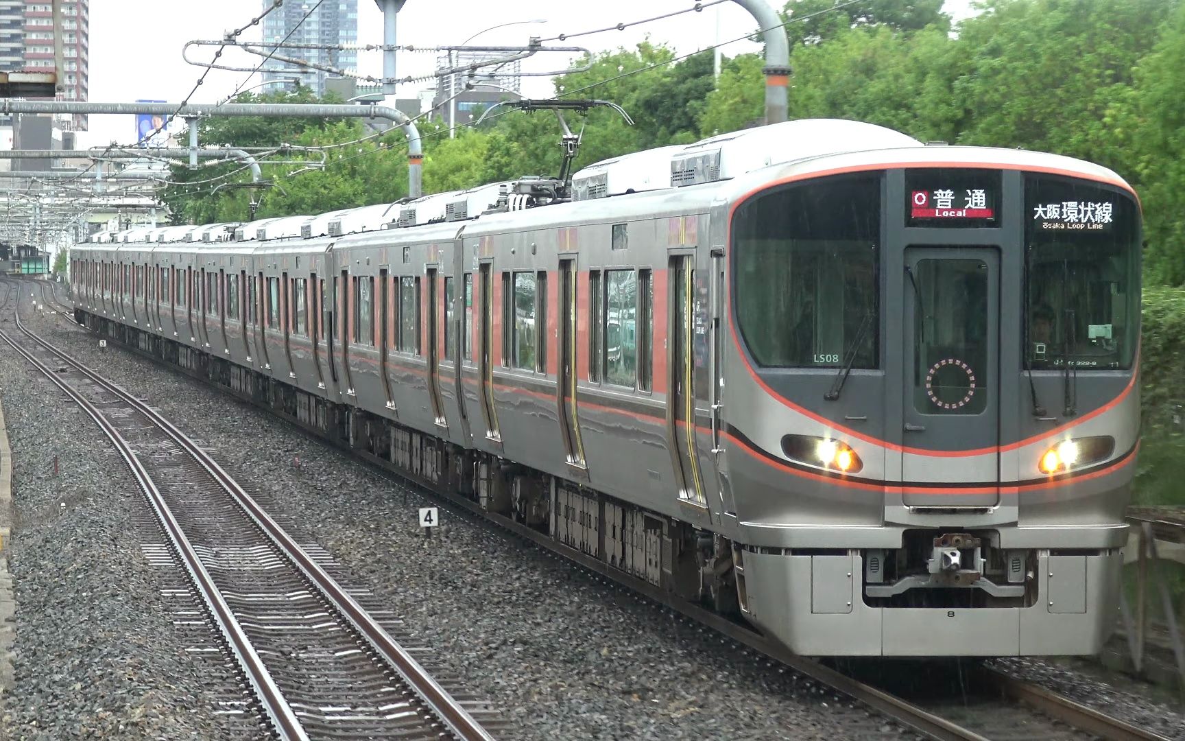 jr大阪環状線 普通列車323系電車 大阪城公園駅到着