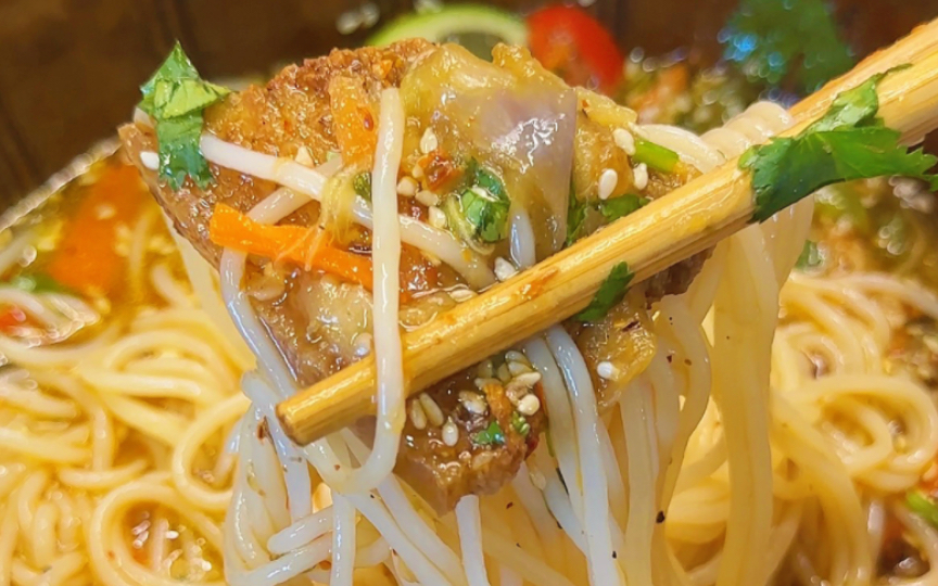 烧茄子烤肉舂米线!夏天一定要吃～酸辣开胃超过瘾